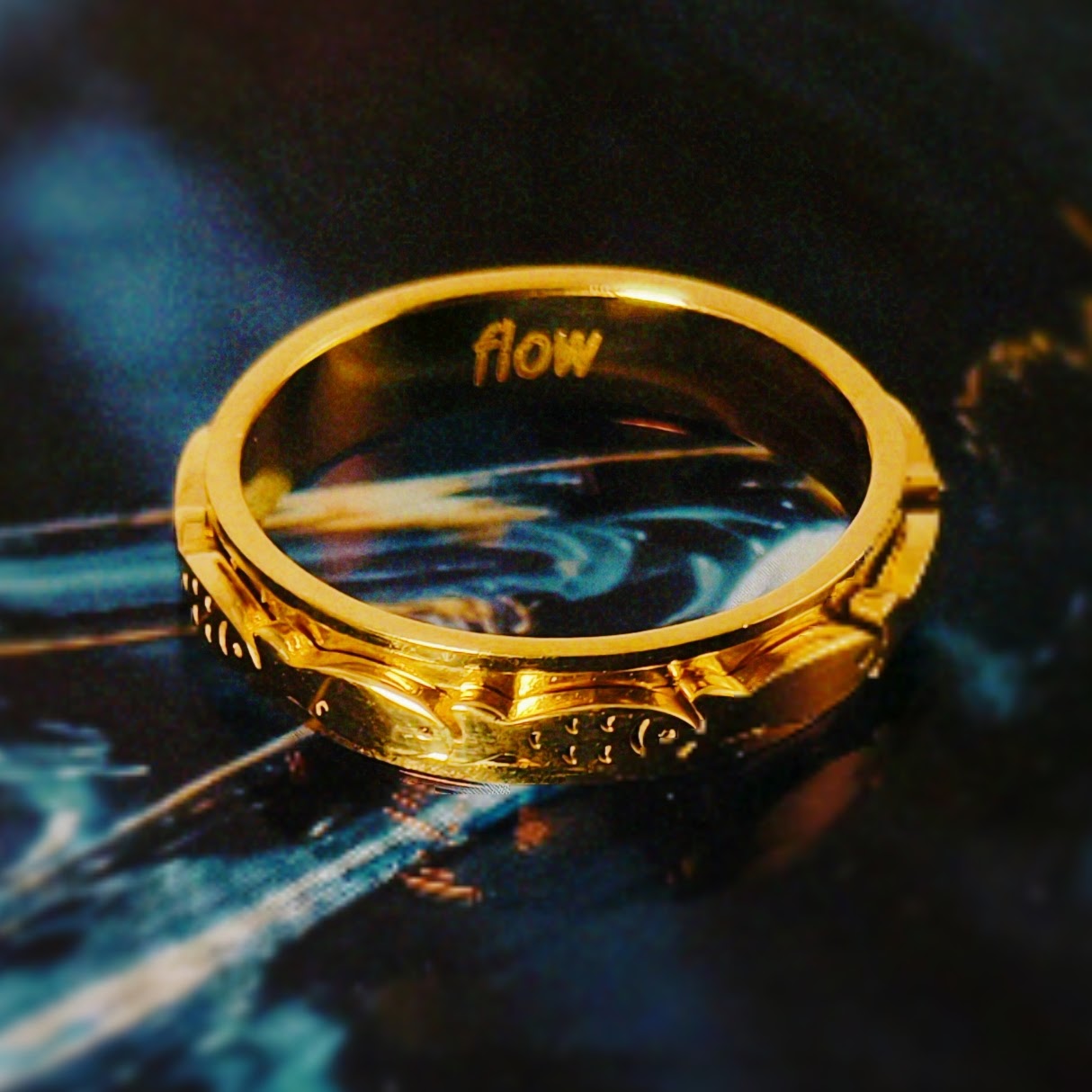 Gold flow engraved fish anxiety spinner ring - EffortlesslyUs