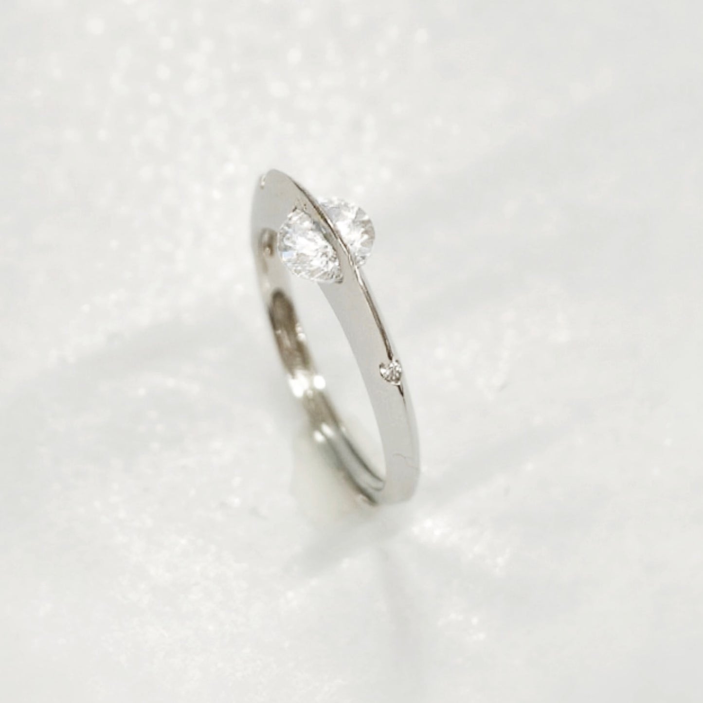 Floating Crystal Stainless Steel Spinner Ring | Minimalist Fidget Jewelry EffortlesslyUs