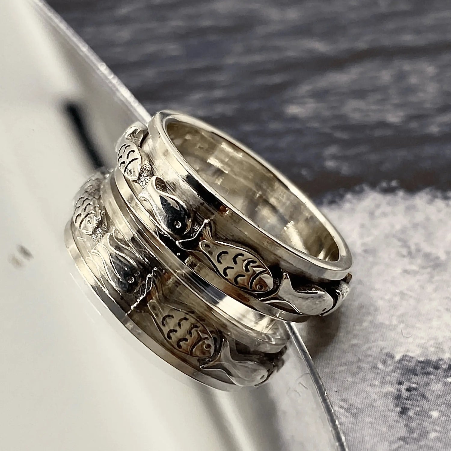 Swimming fish spinner ring in sterling silver - EffortlesslyUs