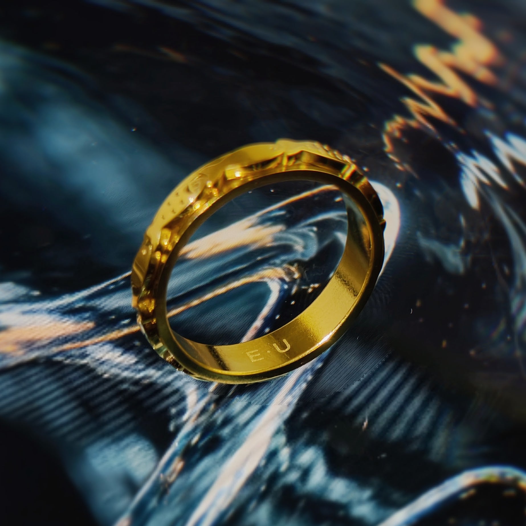 Gold flow engraved fish anxiety spinner ring - EffortlesslyUs