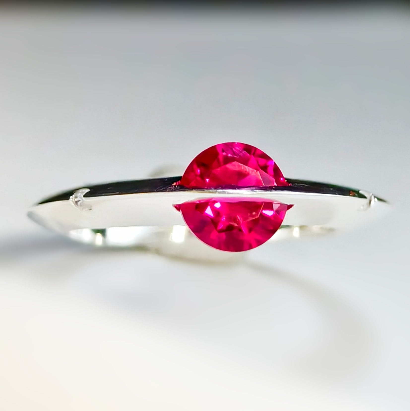 Floating lab ruby silver-plated brass spinner ring - EffortlesslyUs
