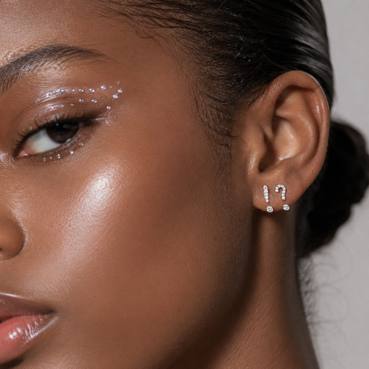 Question mark exclamation point earrings detail - EffortlesslyUs