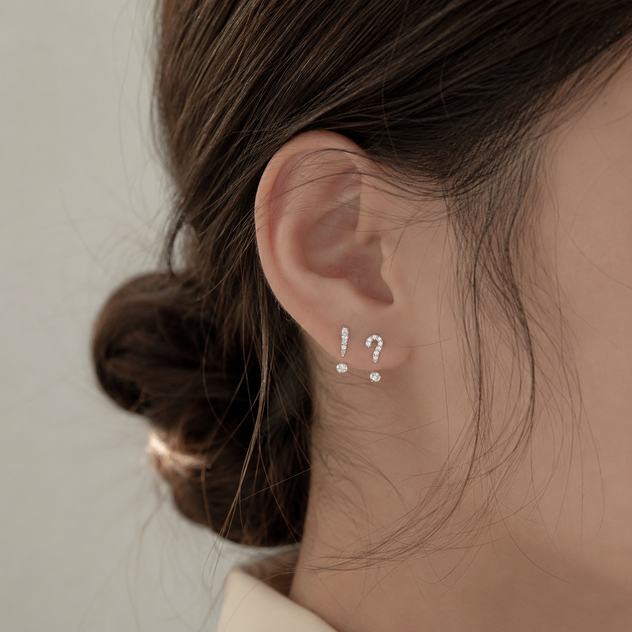 Question mark exclamation point earrings detail - EffortlesslyUs