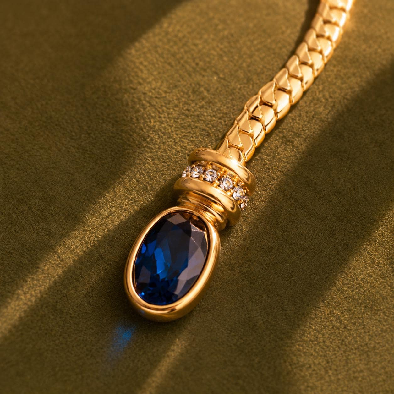 Gold Y lariat necklace clasp detail